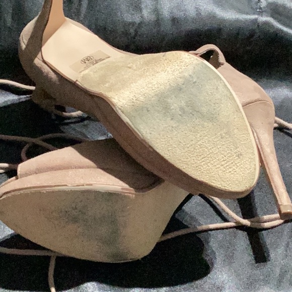 Women’s taupe heels size 8 with tie up laces. - Picture 4 of 7